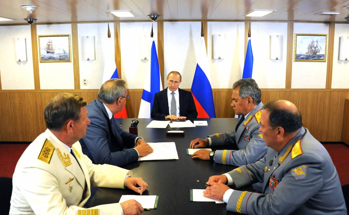 From let to right: Victor Chirkov, Dmitri Rogozin, Vladimir Putin, Sergei Shoigu and Anatolii Sidorov