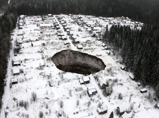 http://assets.inhabitat.com/wp-content/blogs.dir/1/files/2014/11/Sinkhole-Russia-Potash-mine-2.jpg