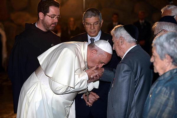 http://static.euronews.com/articles/268392/600x400_2605-pope-francis-jews-kisses-hands-holocaust2.jpg