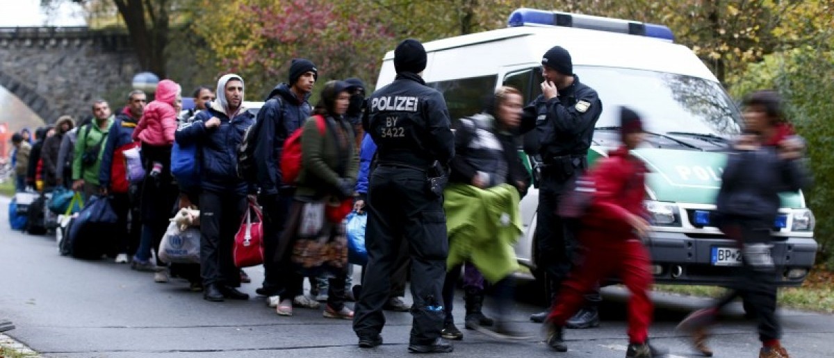 Migrants are cleared by German police officers after crossing the Austrian-German border from Achleiten, Austria, in Passau, Germany, October 29, 2015. REUTERS/Michaela Rehle