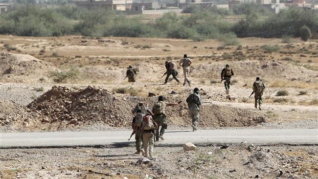 Fighters from Iraq’s Popular Mobilization Forces advance toward the center of Baiji, north of the capital, Baghdad, during a military operation against the Takfiri Daesh terrorists on October 18, 2015. (AFP photo)