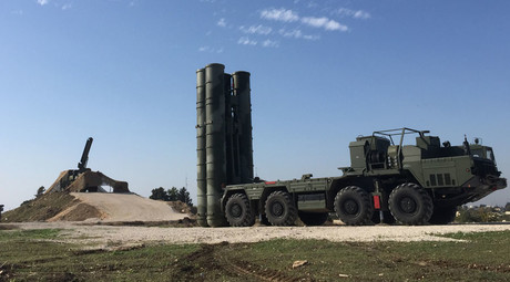 An S-400 air defence missile system is deployed for a combat duty at the Hmeymim airbase to provide security of the Russian air group's flights in Syria. © Dmitriy Vinogradov