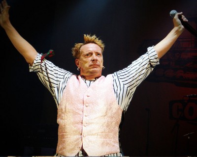 750px-John_Lydon_at_the_Hammersmith_Odeon,_2008-09-02_(1)