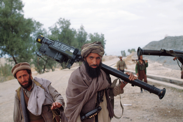 Afghan mujahedeen move toward the front line during the battle for Jalalabad, Afghanistan, March 1989 © Robert Nickelsberg
