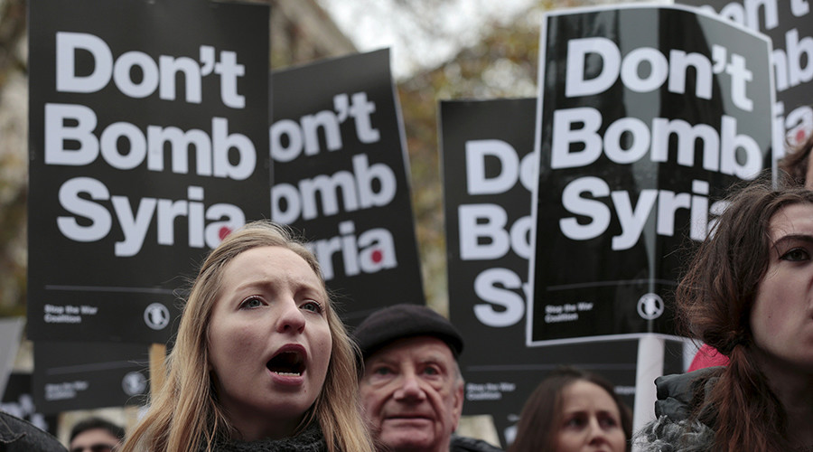 Demonstrators chant at a rally against taking military action against Islamic State in Syria, held outside Downing Street in London, November 28, 2015 © Suzanne Plunkett