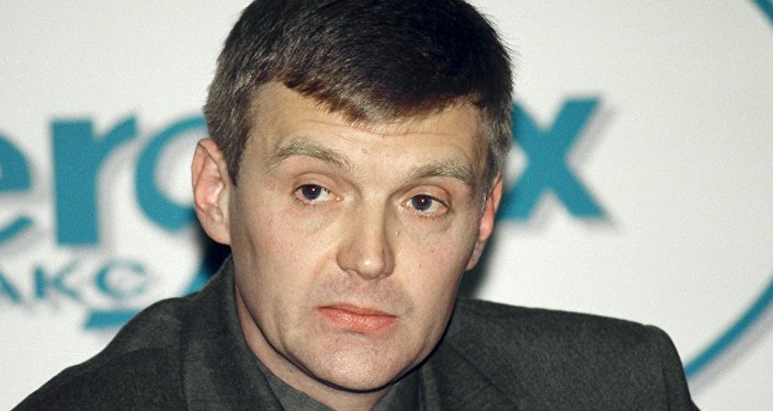 Alexander Litvinenko, then an officer of Russia's state security service FSB, attends a news conference in Moscow in this November 17, 1998 file picture