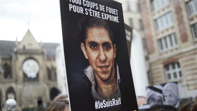 People demonstrate in support of jailed Saudi blogger Raif Badawi in Paris on May 7, 2015. ©AFP