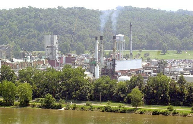 Photo: DuPont Washington Works plant on the Ohio River via Sott.net