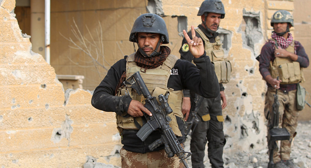 Members of Iraq's elite counter-terrorism service stand on December 27, 2015 in the Hoz neighbourhood in central Ramadi, the capital of Iraq's Anbar province, about 110 kilometers west of Baghdad, during military operations conducted by Iraqi pro-government forces against the Islamic State (IS) jihadist group