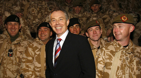Britain's Prime Minister Tony Blair (C) visits British troops in Basra, southern Iraq © Eddie Keogh