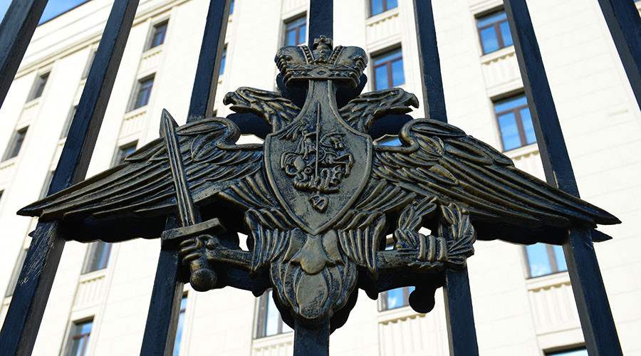 Emblem on the fence of the building of the Russian Defense Ministry on Frunzenskaya Embankment in Moscow. © Natalia Seliverstova