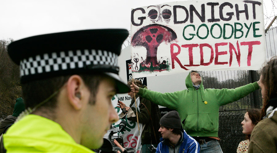 Protesters hold banners up during an anti-Trident missile © David Moir 