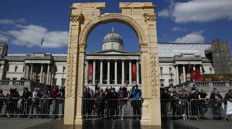 A 5.5-meter (20ft) recreation of the 1,800-year-old Arch of Triumph in Palmyra, Syria, is seen at Trafalgar Square in London, Britain April 19, 2016. © Stefan Wermuth