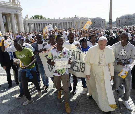 epa05383335 epa05383323 A handout picture provided by the Vatican newspaper L'Osservatore Romano shows Pope Francis (2-R) flanked by a group of refugees during his General Audience in Saint Peter's Square, Vatican City, 22 June 2016. EPA/OSSERVATORE ROMANO/HANDOUT HANDOUT EDITORIAL USE ONLY/NO SALES