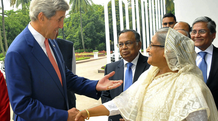 US Secretary of State John Kerry (L) and Bangladesh Prime Minister Sheikh Hasina shake hands ahead of a meeting in Dhaka on August 29, 2016. © Stringer