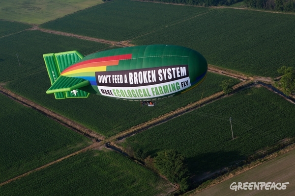 With a giant Airship flying over Milan, the venue of the 2015 Universal Exhibition on food, Greenpeace displayed a 200m2 banner reading “Don’t feed a broken system, make Ecological Farming fly”, to call for a change in our food and farming system. The current industrial agricultural system, characterized by large scale monocultures, relying on chemical pesticides and fossil fuels, impacting our natural resources, water and soil, is failing. With this activity, Greenpeace urges Agriculture ministers to support and scale up truly sustainable ecological farming solutions. © Francesco Alesi / Greenpeace