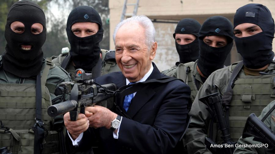 Shimon Peres visits an Israeli police counter-terrorism unit, 2011.