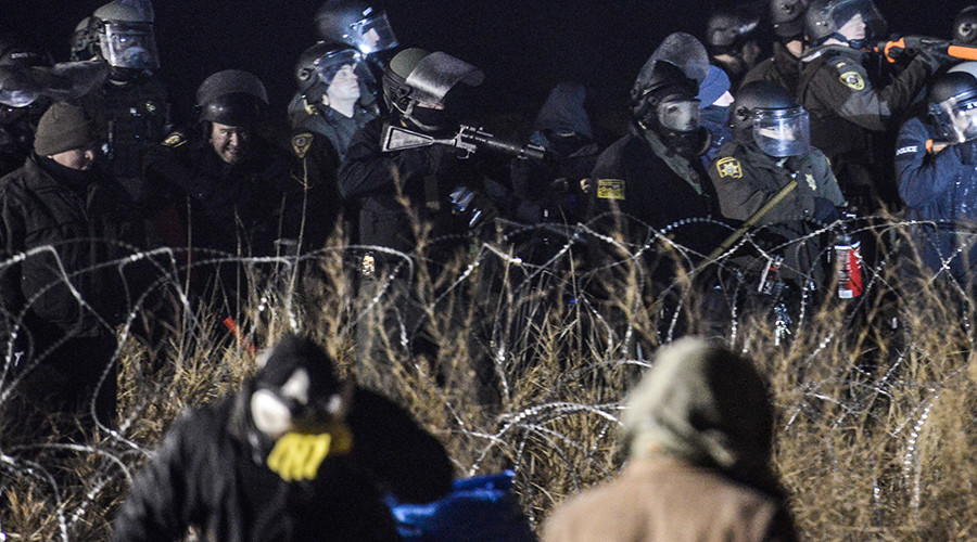 Police confront protesters with a rubber bullet gun during a protest against plans to pass the Dakota Access pipeline near the Standing Rock Indian Reservation, near Cannon Ball, North Dakota, U.S. November 20, 2016 © Stephanie Keith