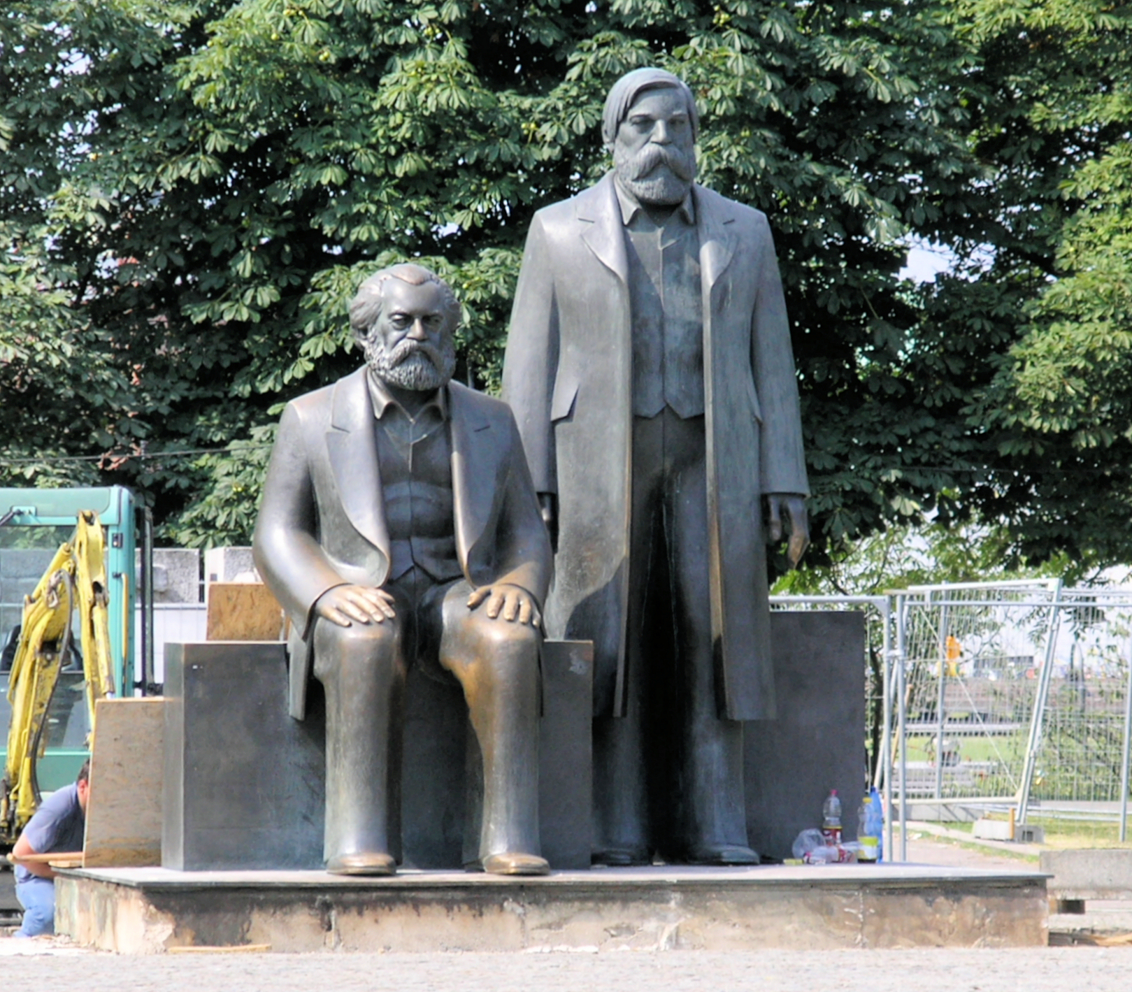 https://upload.wikimedia.org/wikipedia/commons/f/f9/Denkmal_Karl-Liebknecht-Str_(Mitte)_Marx_Engels.jpg