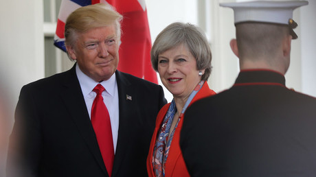 U.S. President Donald Trump greets British Prime Minister Theresa May after her arrival at the White House  in Washington, U.S., January 27, 2017. © Carlos Barria