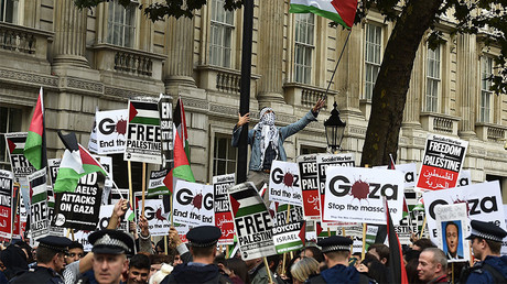 FILE PHOTO: Pro-Israel and pro-Palestine demonstrators protest outside Downing Street in London, Britain. © Toby Melville
