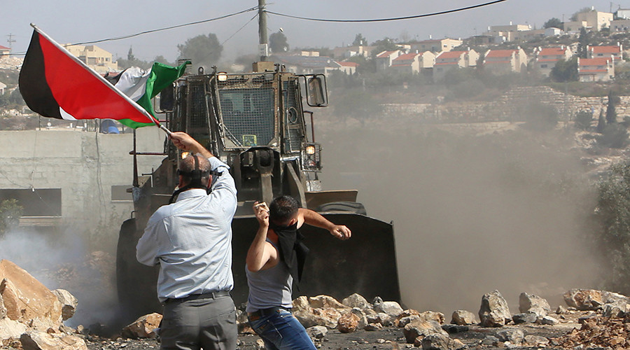 Israeli troops filmed watching idly as settlers throw stones at Palestinians (VIDEO)
