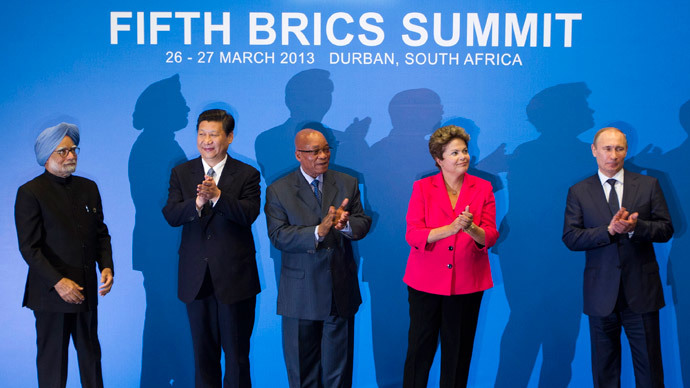 (L-R) Indian Prime Minister Manmohan Singh, Chinese President Xi Jinping, South African President Jacob Zuma, Brazilian President Dilma Rousseff and Russian President Vladimir Putin applaud at a family photo session during the fifth BRICS Summit in Durban, March 27, 2013.(Reuters / Rogan Ward)