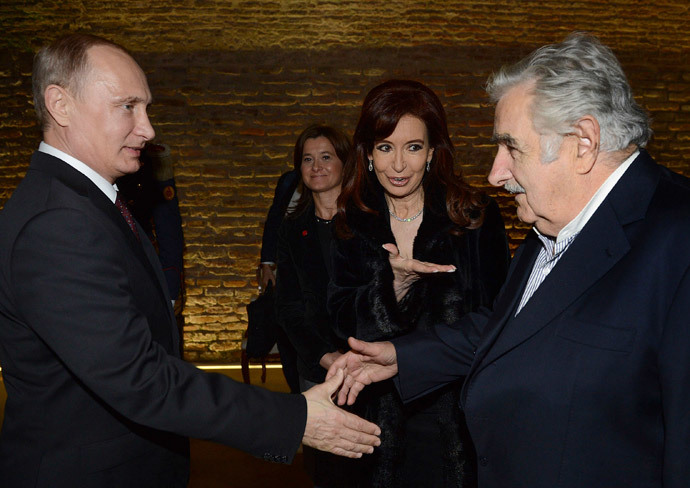 Argentina's President Cristina Fernandez de Kirchner introduces her Russian counterpart Vladimir Putin (L) to Uruguay's President Jose Mujica (R) before a banquet hosted by the Argentine government in Putin's honour at the Casa Rosada presidential palace in Buenos Aires July 12, 2014.(Reuters / Argentine Presidency)